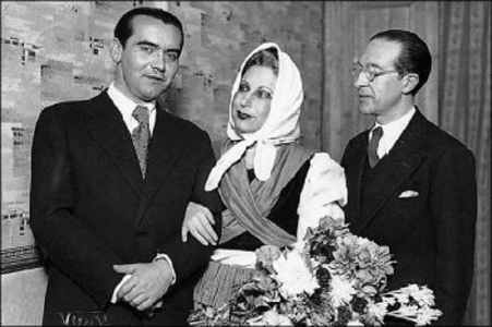 Foto en blanco y negro de 3 personas, una mujer en el centro con un pañuelo blanco en la cabeza, y dos hombres a los lados, uno de ellos es Federico García Lorca
